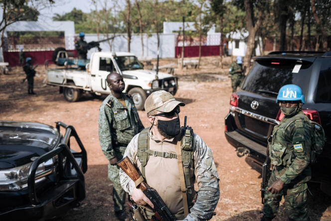 Un soldat privé russe (au premier plan), un membre de la garde du président Archange Touadéra (derrière) et un militaire de la Mission des nations unies en Centrafrique (à droite), à Bangui en décembre 2020.