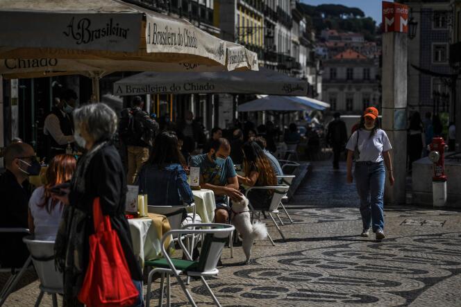 A la terrasse d’un café dans le quartier de Chiado, à Lisbonne, le 5 avril 2021. Le Portugal a rouvert ses musées, terrasses et écoles secondaires après presque deux mois de confinement strict.