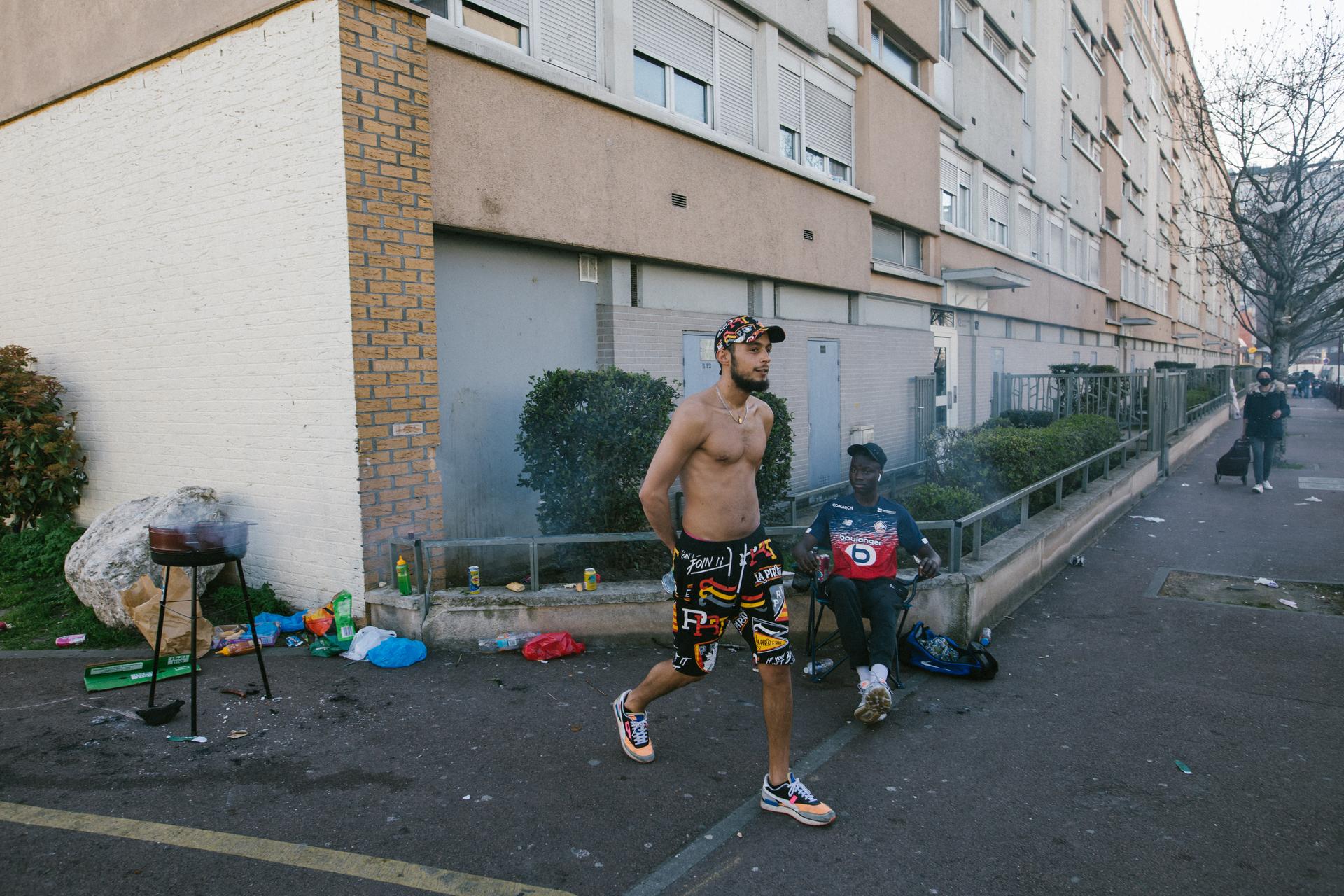 A Bondy (Seine-Saint-Denis), le 31 mars 2021, des jeunes se retrouvent pour partager un barbecue et fumer la chicha.