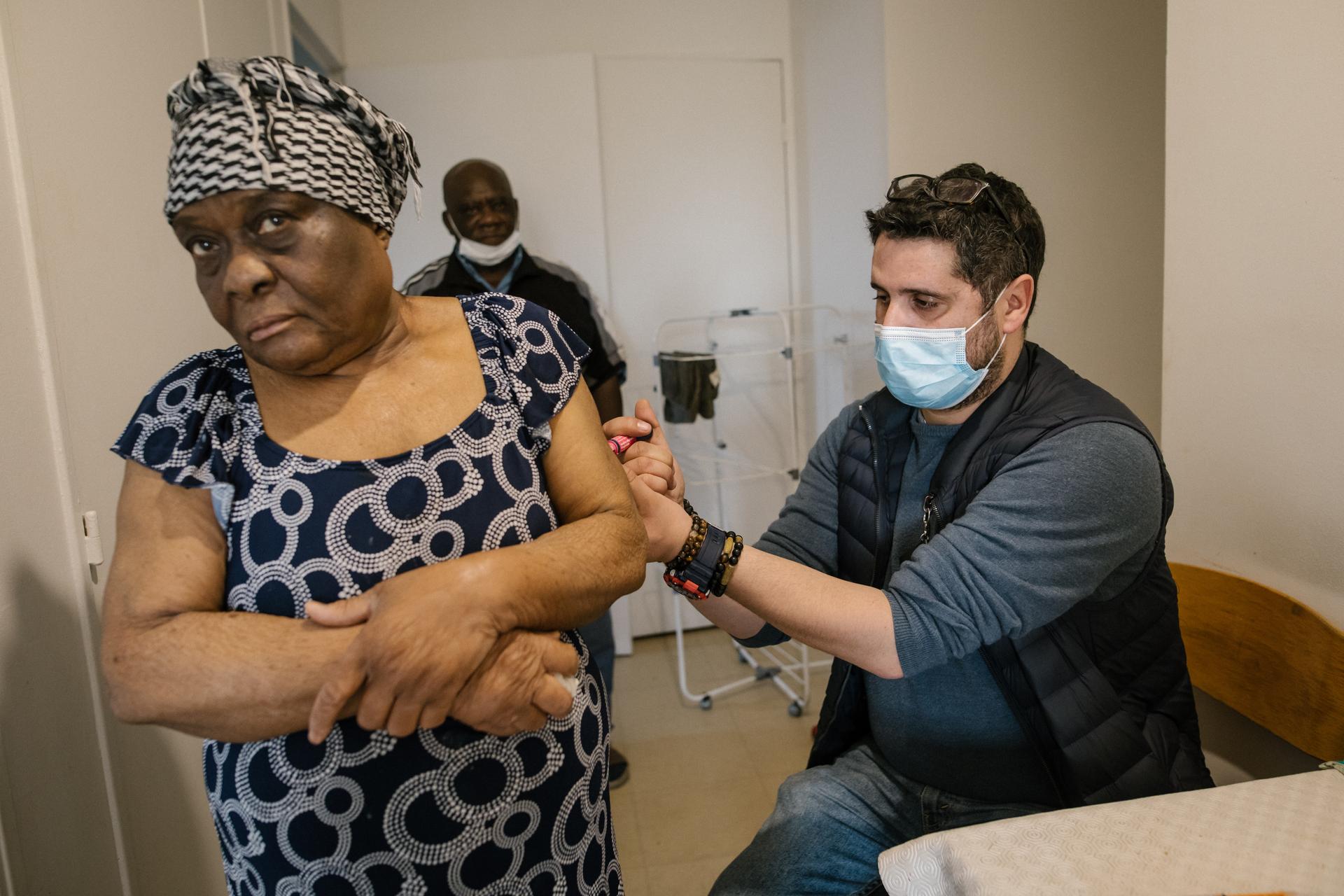 Malek Lamri, infirmier à Bondy (Seine-Saint-Denis), en visite chez un couple de patients, le 1er avril 2021.