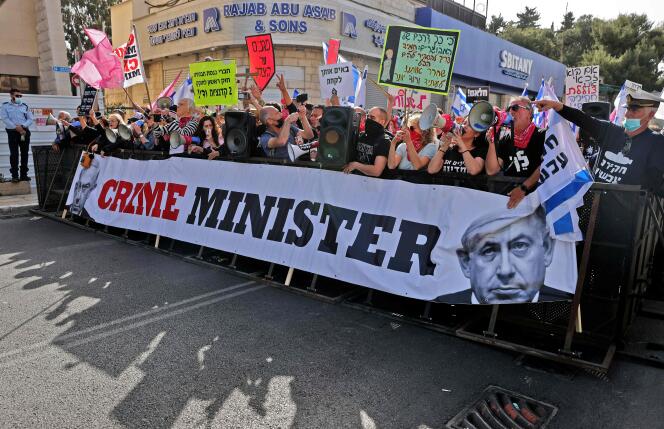 Des opposants à Nétanyahou manifestent à Jérusalem, le 5 avril 2021, lors de la reprise du procès du premier ministre, accusé de corruption.