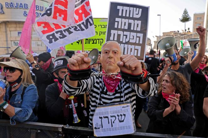 Les manifestants se sont rassemblés devant le tribunal de Jérusalem, lundi 5 avril 2021, pour la reprise du procès pour corruption du premier ministre israélien, Benyamin Nétanyahou.