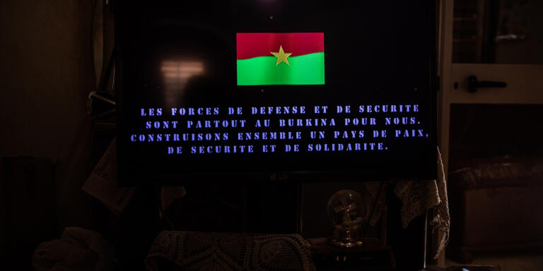 Un spot publicitaire en l'honneur des soldats burkinabè diffusé à la télévision dans le salon de Bibata Zida où des femmes de militaires regroupées en coordination se retrouvent parfois.