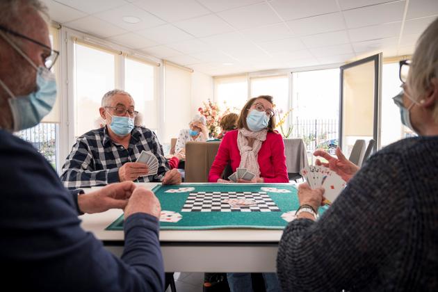 Partie de belote dans la salle commune au béguinage La Tourangelle, le 2 avril 2021 à Tours.