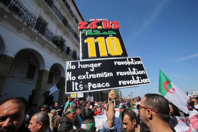 Manifestation demandant des réformes au pouvoir en place, à Alger,  le 26 mars.