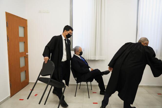 Le premier ministre israélien, Benyamin Nétanyahou, assis avant la reprise de l’audience de son procès pour corruption, le 5 avril à Jérusalem.
