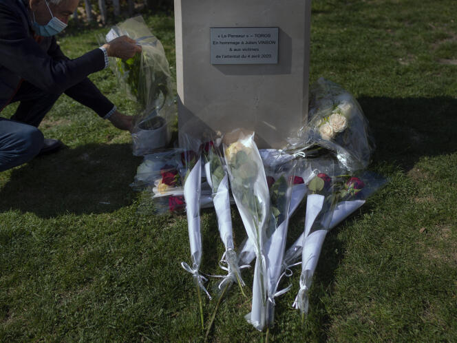 Dépôt de fleurs devant la plaque commémorative en hommage aux victimes de l’attentat de Romans-sur-Isère (Drôme), le 3 avril 2021.