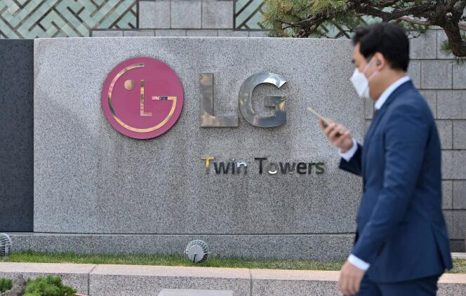 Devant le siège de LG, à Séoul, le 5 avril 2021.