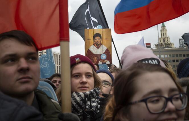 Des manifestants, opposés au projet de loi visant à router l’ensemble du trafic Internet en Russie sur des serveurs nationaux, brandissent le portrait du cofondateur de la messagerie Telegram, Pavel Durov, à Moscou le 10 mars 2019.