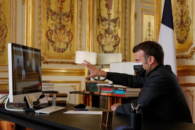 Le président français, Emmanuel Macron, s’entretient avec un directeur d’école, des enseignants et des enfants de l’école Itard située à Oraison, dans le sud de la France, depuis l’Elysée le 6 avril à Paris.