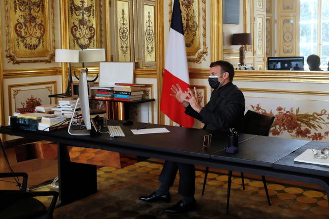 Le président français, Emmanuel Macron, s’entretient avec un directeur d’école, des enseignants et des enfants de l’école Itard, située à Oraison, dans le sud de la France, depuis l’Elysée, le 6 avril à Paris.