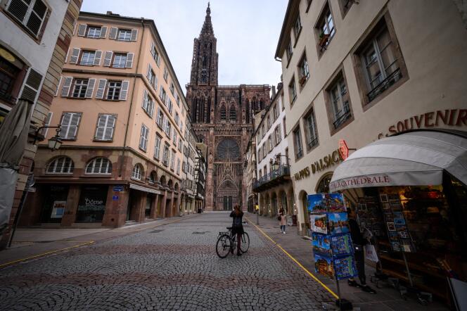 Devant la cathédrale de Strasbourg (Bas-Rhin), en mars 2020.