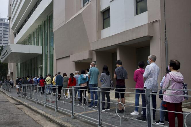 Des personnes font la queue devant un centre de vaccination, à Hongkong, le 6 avril 2021.