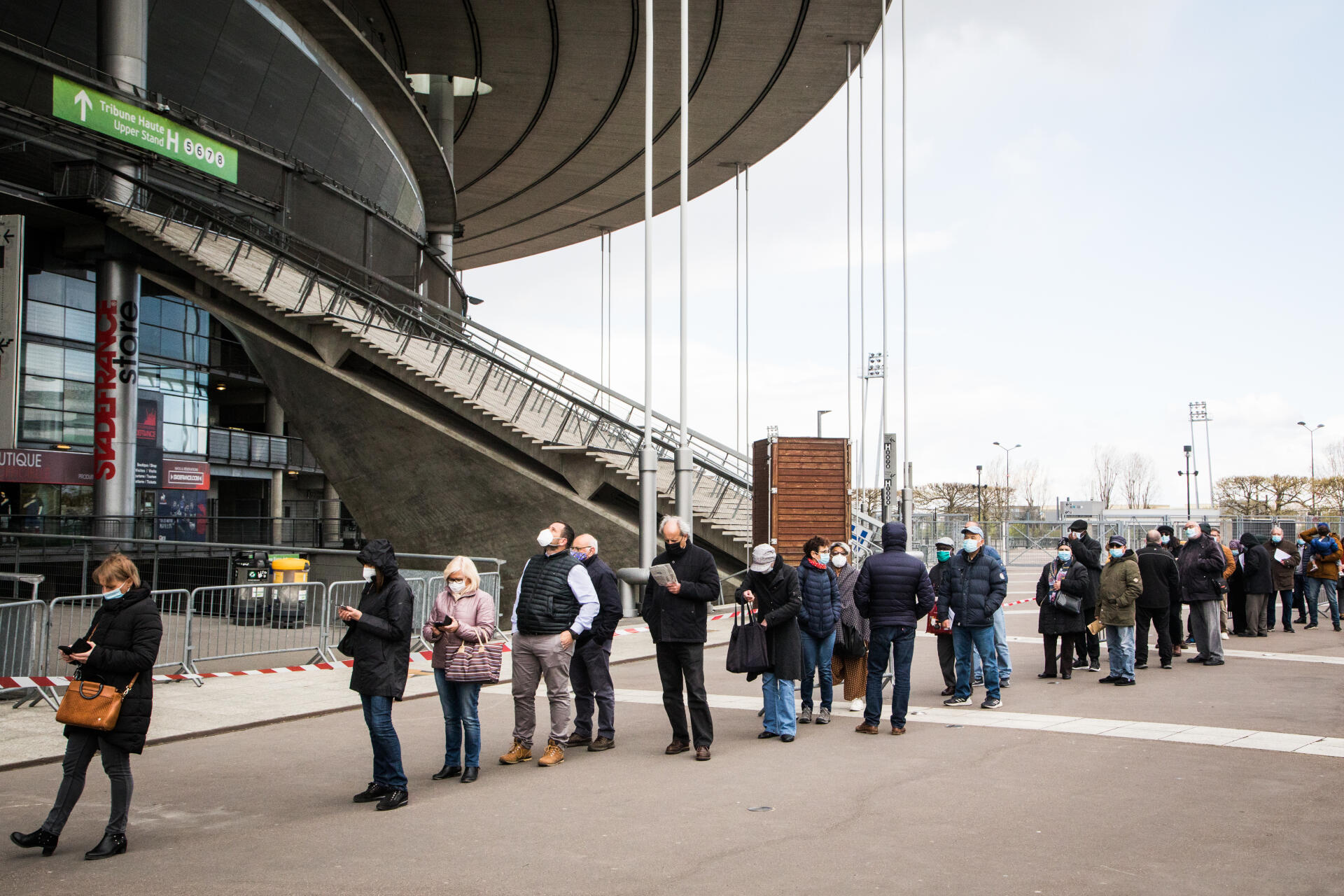 A l’extérieur du Stade de France, à Saint-Denis, le 6 avril 2021, des Franciliens font la queue pour se faire vacciner.