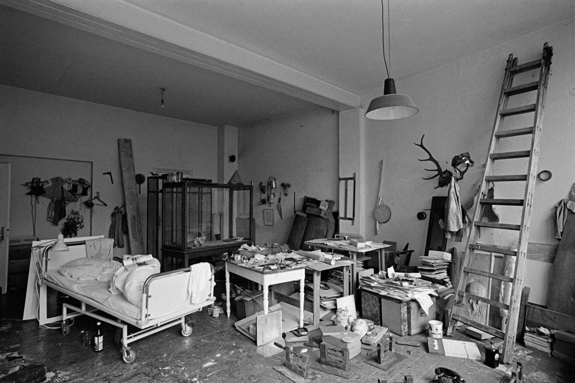 L’atelier de Joseph Beuys, à Düsseldorf, hiver 1972.