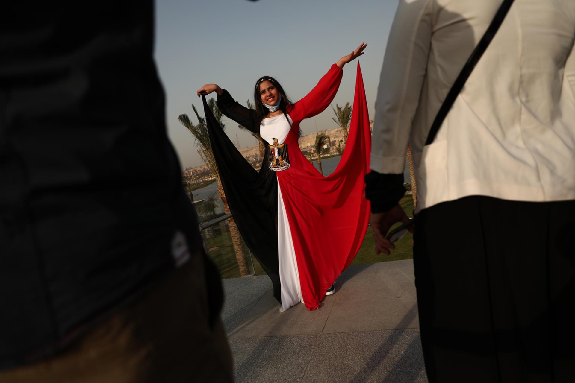 Une jeune fille porte une robe aux couleurs de l’Egypte sur le parvis du nouveau Musée national de la civilisation égyptienne, au Caire, le 4 avril 2021.