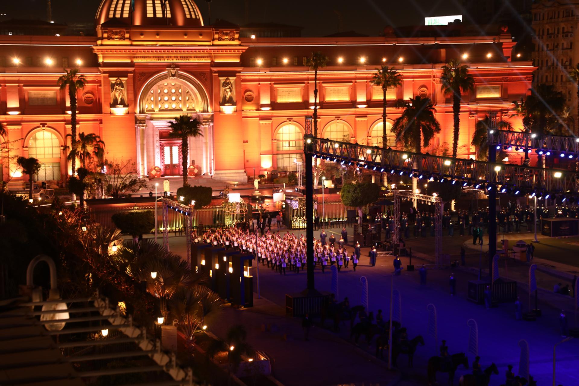 La fanfare ouvre la cérémonie, au Caire le 3 avril 2021.