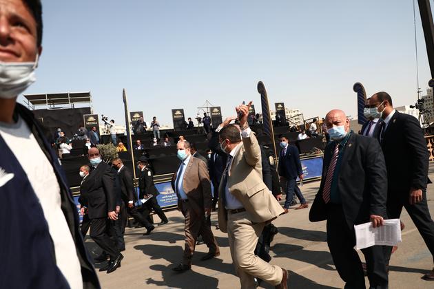 Une délégation officielle inspecte la mise en place de la parade avant son commencement, au Caire, 3 avril 2021.