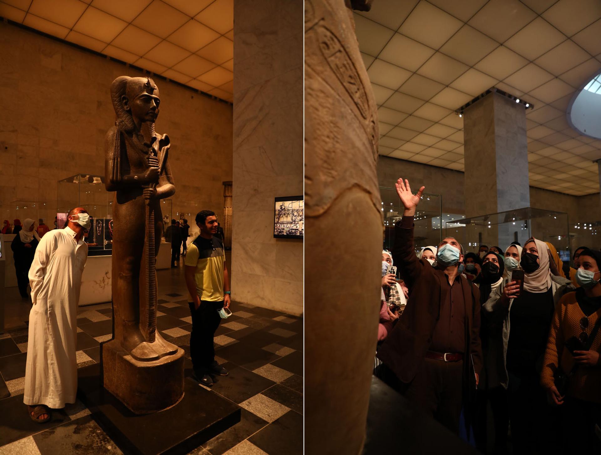 Les visiteurs examinent une statue de granit de Khonsu, l’ancien dieu égyptien de la Lune (à gauche), et les étudiants du département des antiquités de l’Université de Zagazig écoutent les commentaires sur le buste du roi Akhenaton (à droite), au Musée national de la civilisation égyptienne du Caire, le 4 avril 2021.