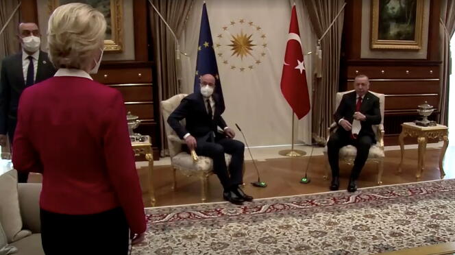 Aucune chaise n’avait été prévue pour la présidente de la Commission aux côtés du président du Conseil européen et du président turc, le 6 avril.