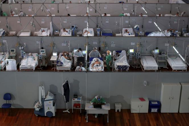 Un hôpital de campagne installé pour des patients atteints du Covid-19, dans un gymnase, à Santo Andre, près de Sao Paulo, au Brésil, mercredi 7 avril.
