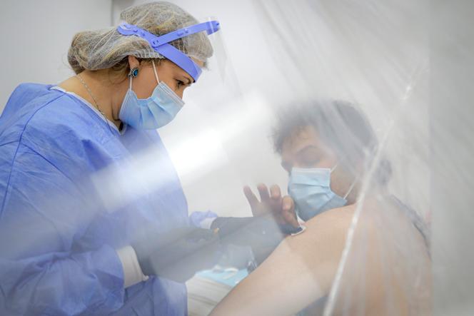 Un homme vient de recevoir le vaccin AstraZeneca, dans un centre de vaccination, à Bucarest, le 7 avril.