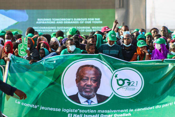 Des partisans du président Ismaïl Omar Guelleh lors de la campagne électorale dans le quartier de Balbala, à Djibouti, le 29 mars 2021.