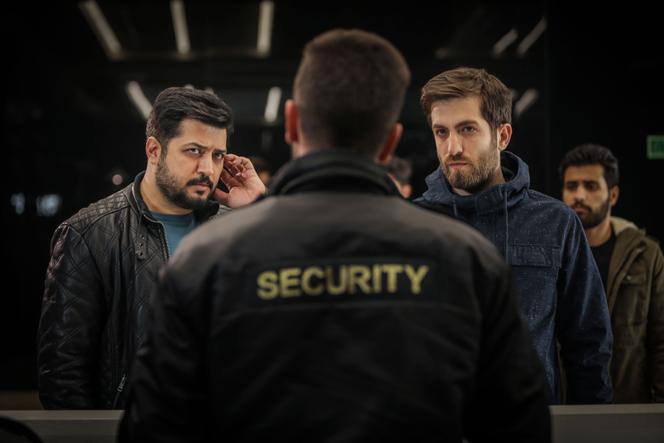 Les acteurs iraniens Pendar Akbari et Ashkan Delavari dans la série « Gando ». Photo non datée transmise par l’Institut culturel et artistique Shahid Avini.