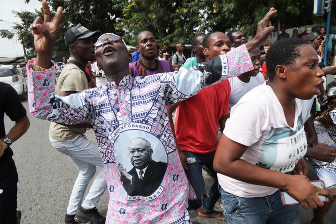 Des partisans de l’ancien président ivoirien Laurent Gbagbo réagissent après son acquittement définitif par la CPI, à Abidjan le 31 mars 2021.