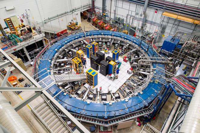 L’anneau Muon g-2 permet d’étudier la précession (ou oscillation) des muons lorsqu’ils traversent le champ magnétique.