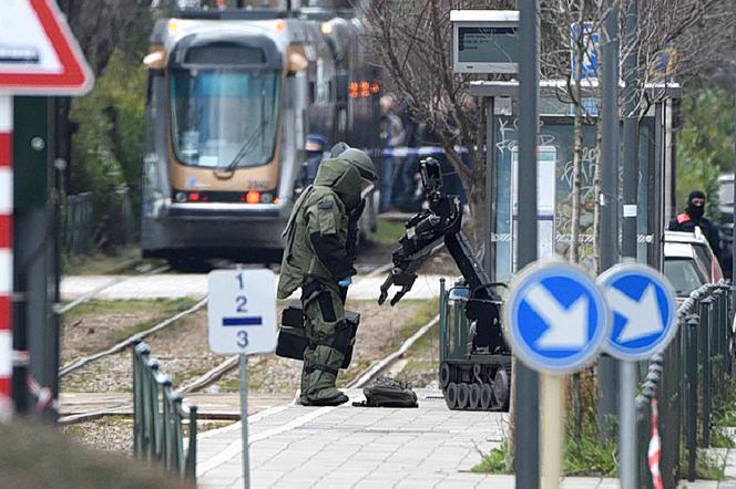 Un démineur opère sur un colis suspect, à Bruxelles, le 25 mars 2016, après l’arrestation de Reda Kriket, la veille à Paris.