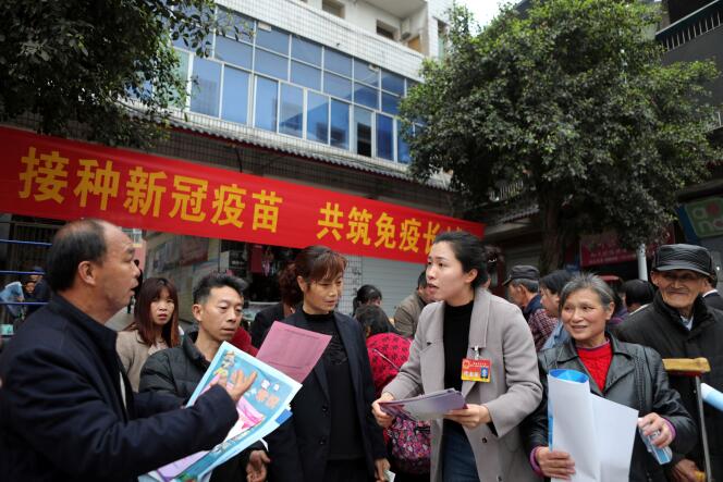 Opération de communication sur la vaccination contre le Covid-19, à Chongqing, en Chine, le 8 avril.