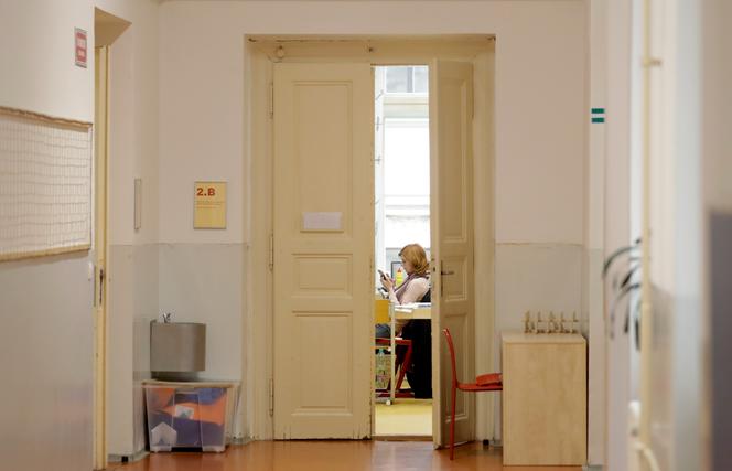 Une professeure dans une classe vide d’une école de Prague (République tchèque), en pleine pandémie de Covid-19, le 14 octobre 2020.
