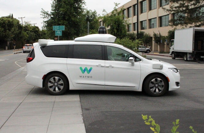 Voiture autonome Waymo devant le siège de la société, à Mountain View, en Californie (Etats-Unis), le 8 mai 2019.