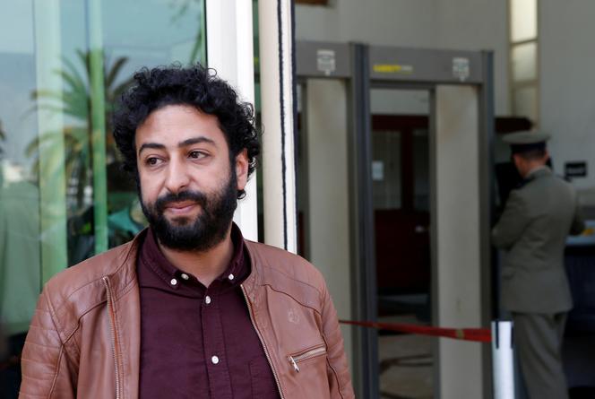 Le journaliste marocain Omar Radi devant le tribunal de Casablanca, en mars 2020.