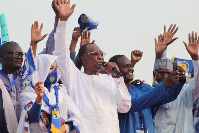 Le président tchadien, Idriss Déby (au centre), salue ses partisans lors d’un meeting à N'Djamena, le 13 mars 2021.