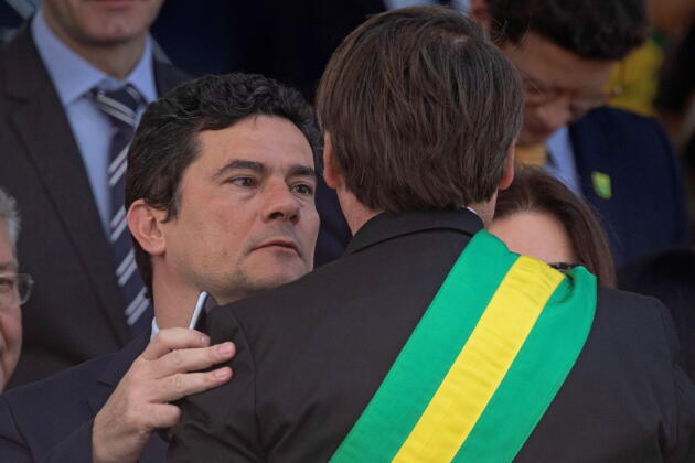Le président brésilien Jair Bolsonaro (de dos) avec son ministre de la justice, Sergio Moro, lors de la fête de l’indépendance du pays, à Brasilia, le 7 septembre 2019.