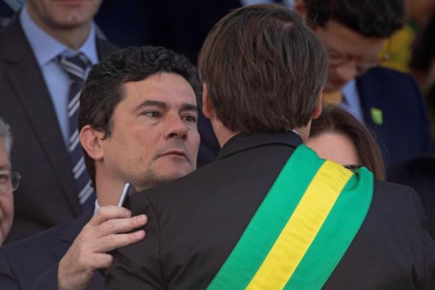 Le président brésilien Jair Bolsonaro (de dos) avec son ministre de la justice, Sergio Moro, lors de la fête de l’indépendance du pays, à Brasilia, le 7 septembre 2019.