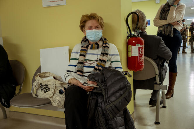 Jacqueline Truzman, 68 ans, vient se faire vacciner à l’hôpital d’instruction des armées Bégin de Saint-Mandé, le 6 avril 2021. Elle espère pouvoir embrasser ses petits-enfants un peu plus chaleureusement que « juste sur le front » d’ici à trois semaines.