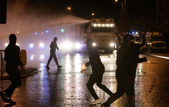Des policiers utilisent des canons à eau contre les manifestants à Belfast, jeudi 8 avril.
