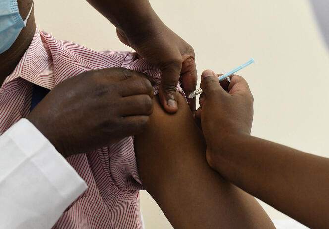 Un agent de santé kényan reçoit une injection du vaccin AstraZeneca dans un hôpital de Nairobi, le 5 mars 2021.