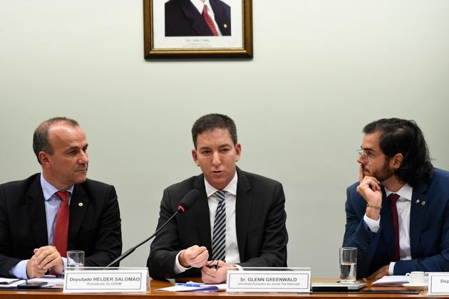 Glenn Greenwald, de « The Intercept », le 25 juin 2019, aborde la série de rapports publiés par son agence depuis le 9 juin, dénonçant les entretiens de Sergio Moro avec un membre du ministère public alors qu’il exerçait ses fonctions de juge fédéral à Curitiba.