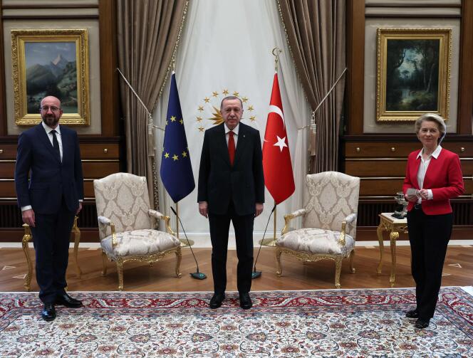 Photo du service de presse présidentiel turc montrant le président Recep Tayyip Erdogan (au centre) avec Charles Michel et Ursula von der Leyen, à Ankara, le 6 avril.