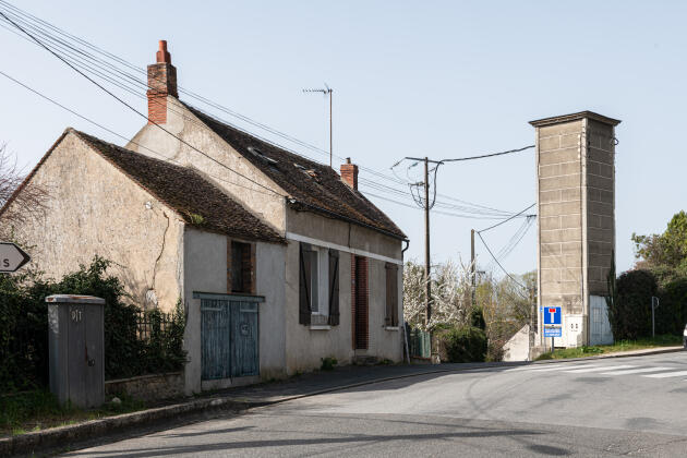La maison d’Hélène à Fontenay-sur-Loing, dans le Loiret, le 1er avril. Fissurée de toutes parts, sa propriétaire ne peut pas faire les travaux nécessaires à l'isolation.