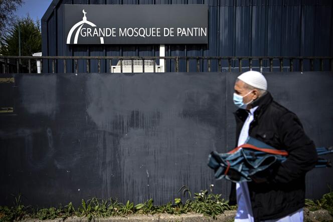 Un fidèle aux abords de la mosquée de Pantin, vendredi 9 avril.