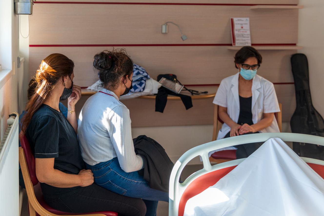 La psychologue du service de soins palliatifs du centre hospitalier Rives-de-Seine, à Puteaux (Hauts-de-Seine), Marie Simian, accompagne un patient et sa famille lors d'un entretien.