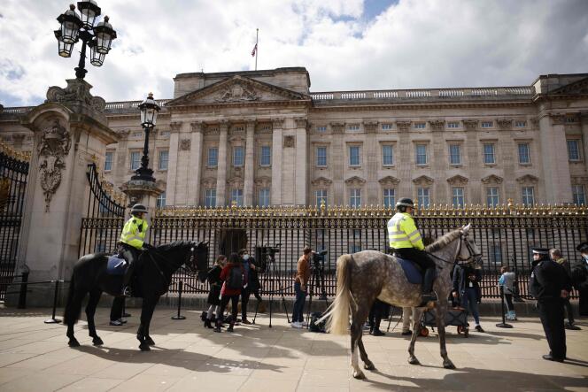 Les médias se pressent devant Buckingham Palace, vendredi 9 avril, après l’annonce du décès du prince Philip, époux de la reine Elizabeth II, à 99 ans.