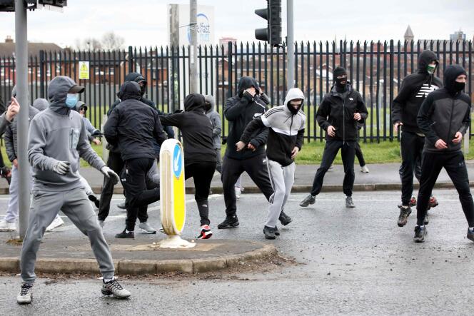 Des jeunes républicains attaquent des policiers dans le quartier de Springfield Road, à Belfast, en Irlande du Nord, le 8 avril.