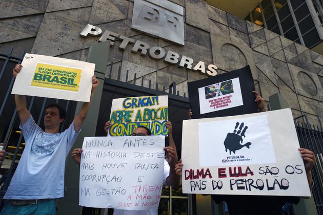 Des manifestants demandent des actions fortes contre la corruption, devant le siège du pétrolier Petrobras à Rio de Janeiro, le 16 décembre 2014.