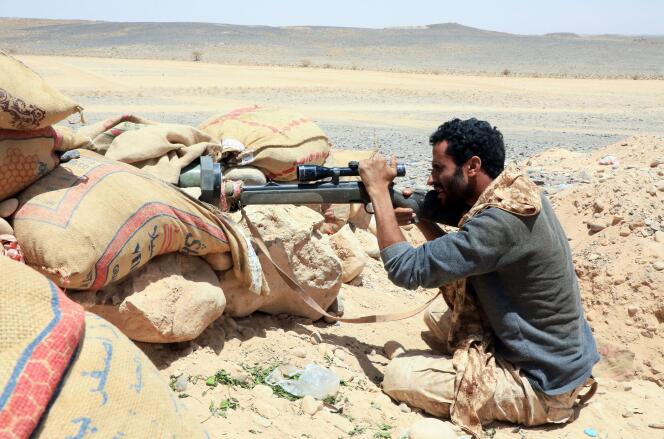 Ein Kämpfer, der den Regierungstruppen treu bleibt und am 6. April von Riad im Gouvernement Marib unterstützt wird.